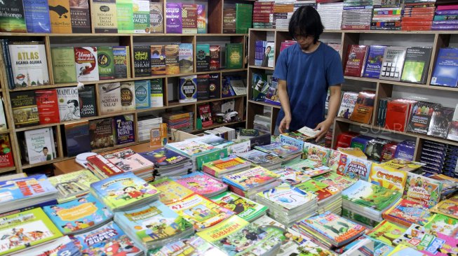 Suasana di sentra penjualan buku murah di Blok M Square, Jakarta, Selasa (26/2).  [Suara.com/Arief Hermawan P]
