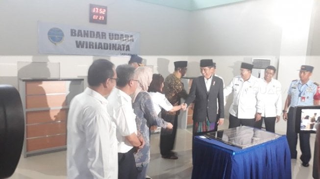 Jokowi Ajak Masyarakat Sarungan, Fadli Zon: Aduh Enggak Mutu