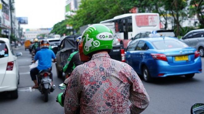 Ojol Boleh Narik Lagi, Gojek Minta Penumpang Bawa Helm Sendiri