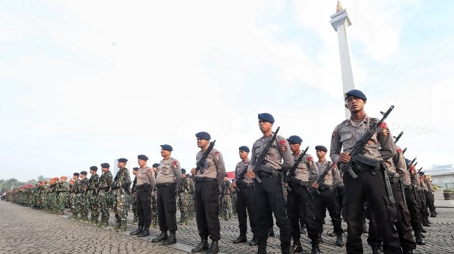 Sejumlah personel gabungan mengikuti apel tiga pilar di Silang Monas, Jakarta, Rabu (27/2). [Suara.com/Muhaimin A Untung]