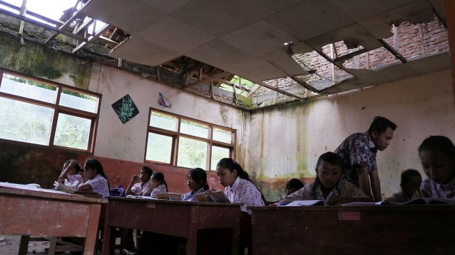 Siswa SDN Mulyorejo 05 belajar di ruang kelas yang rusak di Desa Mulyorejo, Silo, Jember, Jawa Timur, Rabu (27/2).  terakhir ini dan belum pernah ada perbaikan dari Pemerintah Kabupaten Jember. [ANTARA FOTO/Seno]