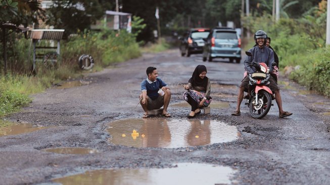 Cara Kreatif Pemuda Kritik Jalan Rusak Keren Tanpa Anarkis