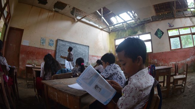 Siswa SDN Mulyorejo 05 belajar di ruang kelas yang rusak di Desa Mulyorejo, Silo, Jember, Jawa Timur, Rabu (27/2).  terakhir ini dan belum pernah ada perbaikan dari Pemerintah Kabupaten Jember. [ANTARA FOTO/Seno]