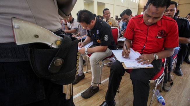 Personel polisi mengikuti serangkaian tes izin pemakaian senjata api di Polres Lhokseumawe, Aceh, Rabu (27/2).  [ANTARA FOTO/Rahmad]