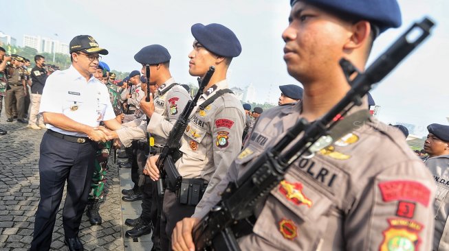 Gubernur DKI Jakarta Anies Baswedan saat menyapa aparat Polri di Monas (Suara.com/Muhaimin U)