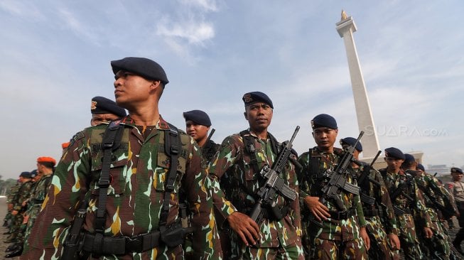 Sejumlah personel gabungan mengikuti apel tiga pilar di Silang Monas, Jakarta, Rabu (27/2). [Suara.com/Muhaimin A Untung]