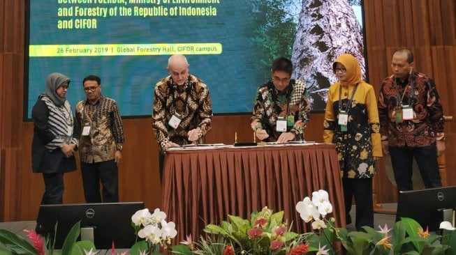 BLI KLHK, Agus Justianto, saat mewakili Menteri Lingkungan Hidup dan Kehutanan (LHK), Siti Nurbaya, dengan melakukan penandatanganan Memorandum of Understanding (MoU) bersama dengan Direktur Jenderal CIFOR, Robert Nasi, di Bogor, Jawa Barat, Selasa (26/2/2019). (Dok: KLHK)