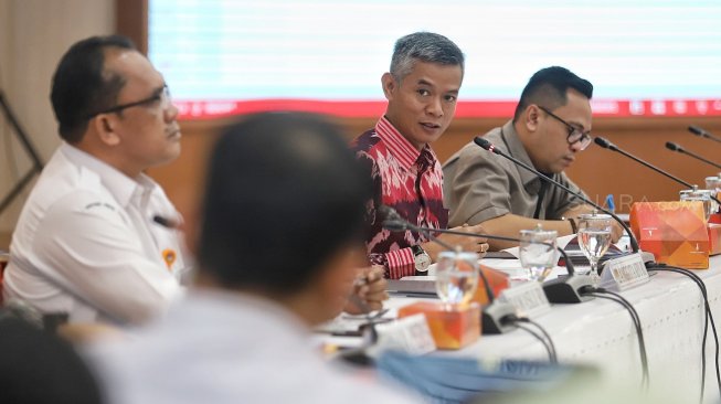 Komisioner KPU, Wahyu Setiawan memimpin rapat bersama perwakilan parpol, Jakarta, Rabu (27/2). [Suara.com/Muhaimin A Untung]