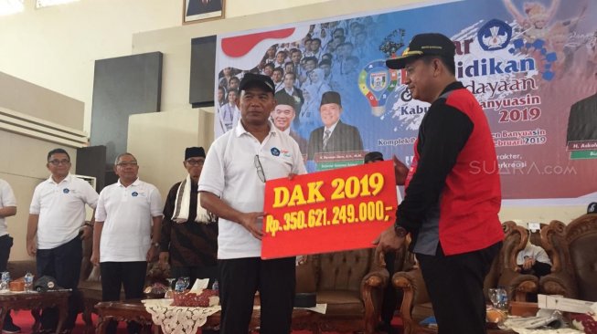 Kemendikbud Kucurkan Dana Pendidikan Rp 1 Triliun ke Banyu Asin