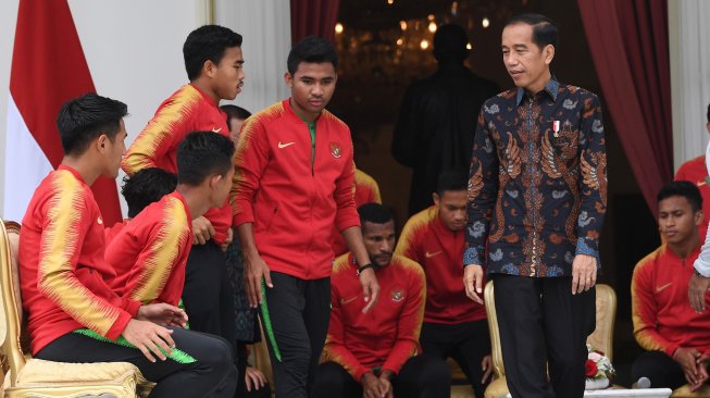 Presiden Joko Widodo berbincang dengan pemain Timnas U-22 Indonesia serta ofisial di beranda Istana Merdeka, Jakarta, Kamis (28/2). [ANTARA FOTO/Wahyu Putro A]