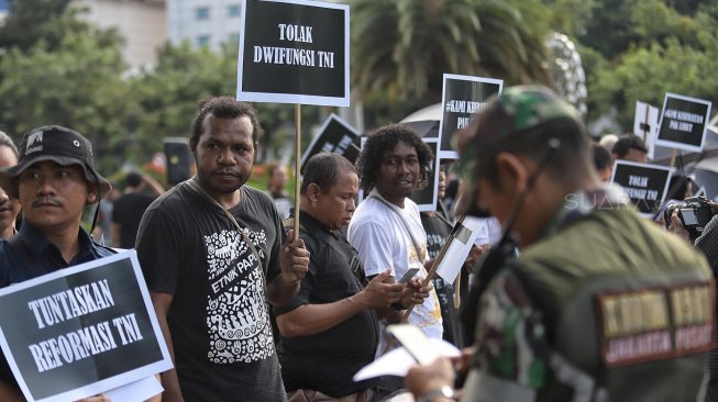 Aktivis Jaringan Solidaritas Korban untuk Keadilan (JSKK) menggelar Aksi Kamisan ke-576 di depan Istana Merdeka, Jakarta, Kamis (28/2). [Suara.com/Muhaimin A Untung]