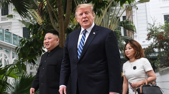 Presiden Amerika Serikat Donald Trump dan pemimpin Korea Utara Kim Jong-un bertemu untuk kedua kalinya di Metropole Hotel, Hanoi, Vietnam, Kamis (28/2). [Saul LOEB / AFP]