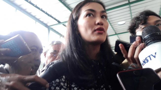 Perasaan Atiqah Hasiholan Naik Mobil Tahanan Bareng Ratna Sarumpaet