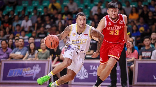 Pebasket CLS Knights Indonesia, Brandon Jawato (kiri), berpeluang menjadi pemain naturalisasi Indonesia pada SEA Games 2019. [Dok. CLS Knights]