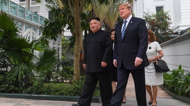 Presiden Amerika Serikat Donald Trump dan pemimpin Korea Utara Kim Jong-un bertemu untuk kedua kalinya di Metropole Hotel, Hanoi, Vietnam, Kamis (28/2). [Saul LOEB / AFP]