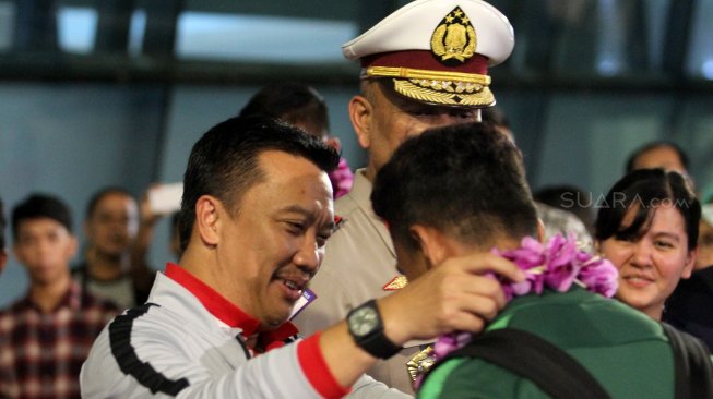 Suasana penyambutan Timnas U-22 di saat tiba di Bandara Soekarno Hatta, Tangerang, Rabu (27/2).  [Suara.com/Arief Hermawan P]