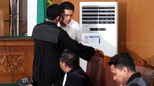 Terdakwa penyalahgunaan narkoba Richard Muljadi sebelum menjalani sidang putusan di Pengadilan Negeri Jakarta Selatan, Jakarta, Kamis (28/2). [Suara.com/Arief Hermawan P]