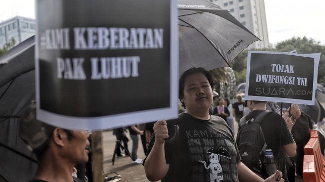 Aktivis Jaringan Solidaritas Korban untuk Keadilan (JSKK) menggelar Aksi Kamisan ke-576 di depan Istana Merdeka, Jakarta, Kamis (28/2). [Suara.com/Muhaimin A Untung]