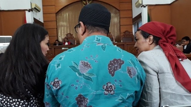 Atiqah Hasiholan dan saudari kandungnya Fathom Saulin di sidang perdana Ratna. (Suara.com/Novian A)