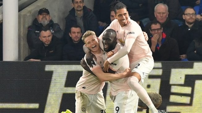 Bomber Manchester United, Romelu Lukaku (tengah) merayakan golnya ke gawang Crsytal Palace bersama Scott McTominay (kiri) dan Chris Smalling, dalam laga pekan ke-28 Liga Inggris 2018/2019 di Selhurst Park, Kamis (28/2/2019) dini hari WIB. [OLLY GREENWOOD / AFP]