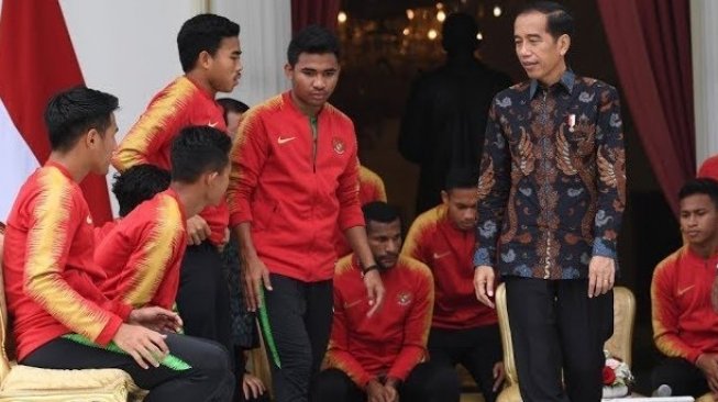 Presiden Jokowi berfoto dengan pemain Timnas U-22 Indonesia, Kamis (28/2). (ANTARA/ Wahyu Putro A)