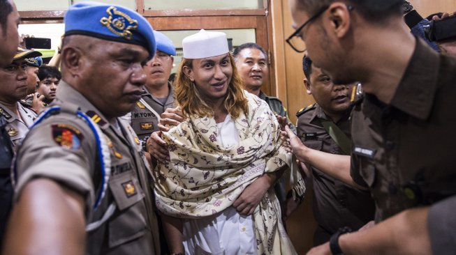 Terdakwa kasus dugaan penganiayaan terhadap remaja Bahar bin Smith menjalani sidang perdana di Pengadilan Negeri Bandung, Jawa Barat, Kamis (28/2). [ANTARA FOTO/M Agung Rajasa]