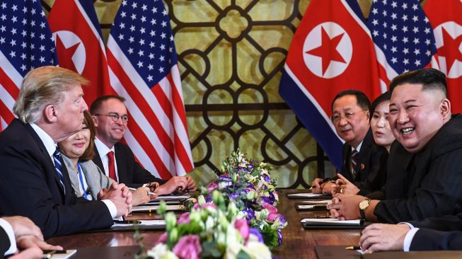 Presiden Amerika Serikat Donald Trump dan pemimpin Korea Utara Kim Jong-un bertemu untuk kedua kalinya di Metropole Hotel, Hanoi, Vietnam, Kamis (28/2). [Saul LOEB / AFP]