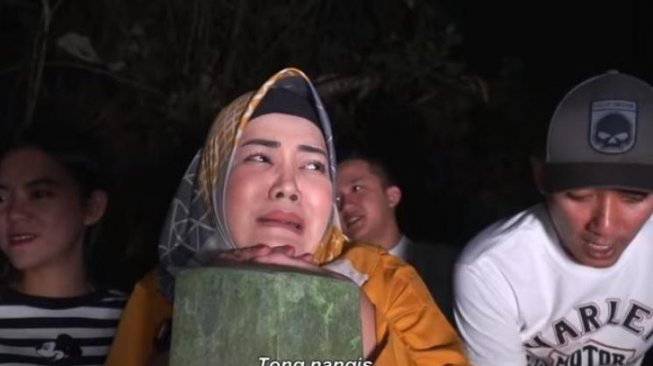 Risa Saraswati Wisata Malam Berhantu di Air Terjun, Ada yang Ngajak Loncat. (Youtube/Jurnalrisa)