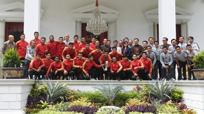 Presiden Joko Widodo berbincang dengan pemain Timnas U-22 Indonesia serta ofisial di beranda Istana Merdeka, Jakarta, Kamis (28/2). [ANTARA FOTO/Wahyu Putro A]