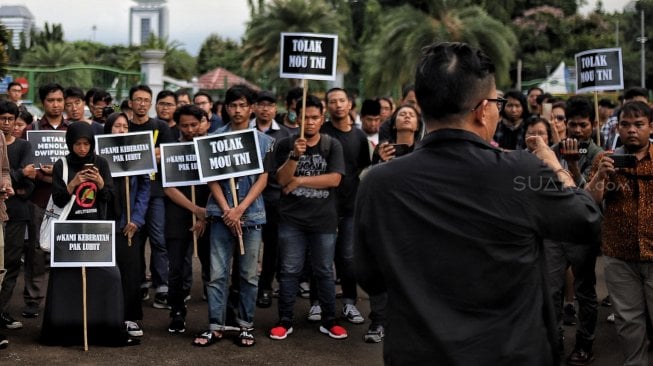 Aktivis Jaringan Solidaritas Korban untuk Keadilan (JSKK) menggelar Aksi Kamisan ke-576 di depan Istana Merdeka, Jakarta, Kamis (28/2). [Suara.com/Muhaimin A Untung]