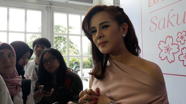 Video Viral Astrid Tiar Flash Back Puji Kesetiaan Gading Marten, Warganet: Coba Cowokku Seperti Papah Gading