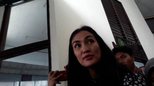 Atiqah Hasiholan mendampingi Ratna Sarumpaet di Pengadilan Negeri Jakarta Selatan, Kamis (28/2/2019). [Sumarni/Suara.com]