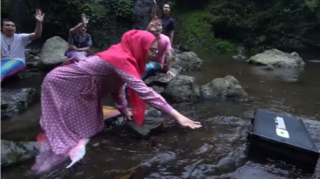 Dapat 10 Juta Subscribers, Ria Ricis Buang Diamond Button ke Air Terjun