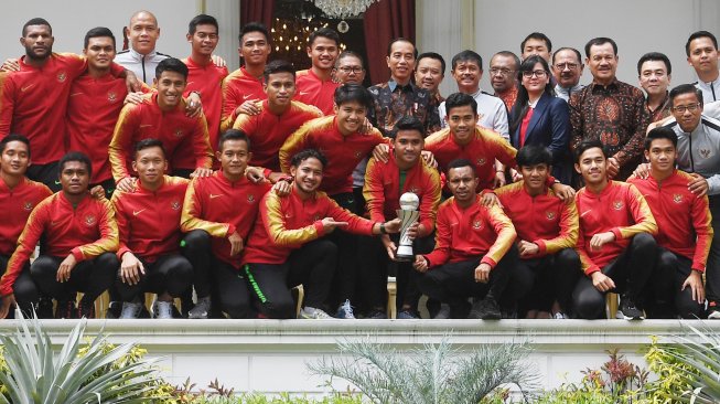 Presiden Joko Widodo (tengah) berfoto dengan pemain Timnas U-22 Indonesia serta ofisial di beranda Istana Merdeka, Jakarta, Kamis (28/2). [ANTARA FOTO/Wahyu Putro A]