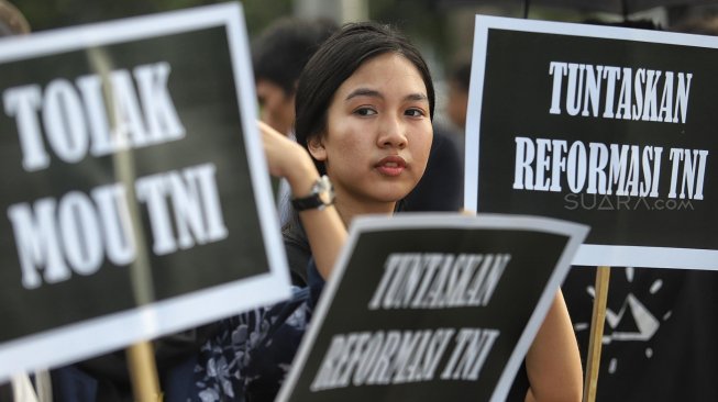 Aktivis Jaringan Solidaritas Korban untuk Keadilan (JSKK) menggelar Aksi Kamisan ke-576 di depan Istana Merdeka, Jakarta, Kamis (28/2). [Suara.com/Muhaimin A Untung]