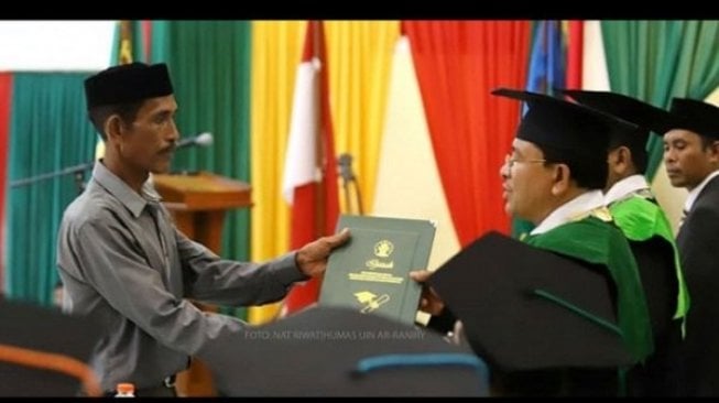 Ayah Hadiri Wisuda Putrinya yang Meninggal Dunia, Ini Video Pilunya