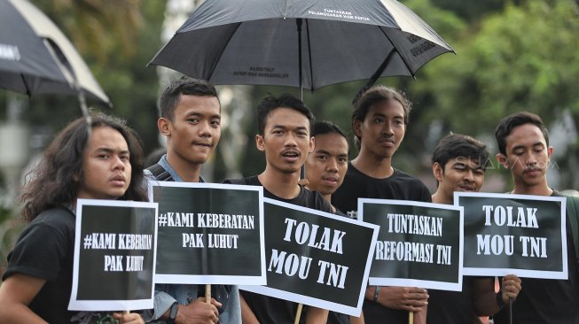 Aktivis Jaringan Solidaritas Korban untuk Keadilan (JSKK) menggelar Aksi Kamisan ke-576 di depan Istana Merdeka, Jakarta, Kamis (28/2). [Suara.com/Muhaimin A Untung]