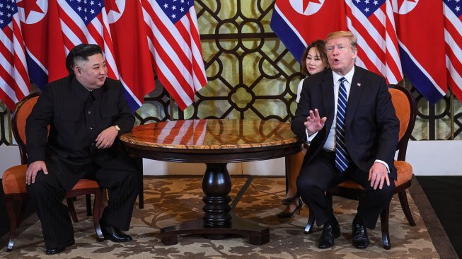 Presiden Amerika Serikat Donald Trump dan pemimpin Korea Utara Kim Jong-un bertemu untuk kedua kalinya di Metropole Hotel, Hanoi, Vietnam, Kamis (28/2). [Saul LOEB / AFP]