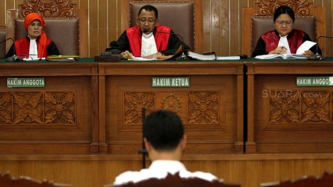 Terdakwa penyalahgunaan narkoba Richard Muljadi sebelum menjalani sidang putusan di Pengadilan Negeri Jakarta Selatan, Jakarta, Kamis (28/2). [Suara.com/Arief Hermawan P]