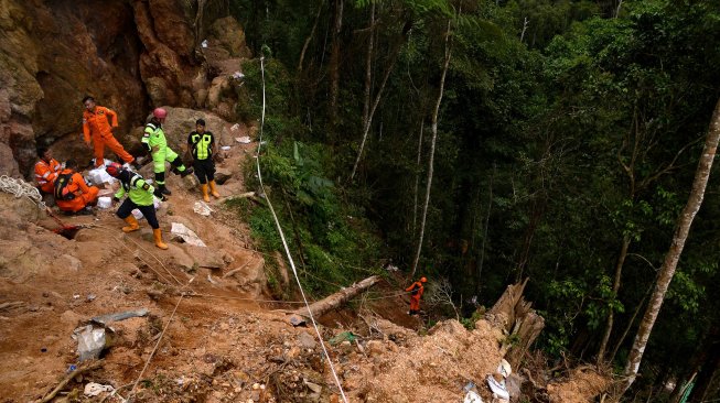 Tim SAR gabungan melakukan upaya evakuasi korban di lokasi pertambangan emas tanpa izin yang ambruk di Desa Bakan, Kabupaten Bolaang Mongondouw, Sulawesi Utara, Kamis (28/2).  [ANTARA FOTO/Adwit B Pramono]