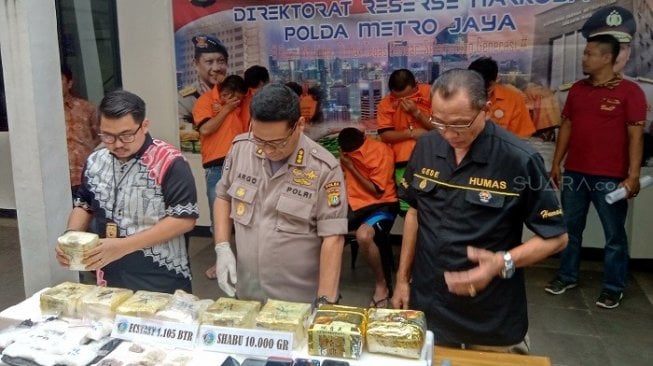 Polisi ungkap kasus peredaran narkoba jenis sabu-sabu dan ekstasi. (Suara.com/Arga)