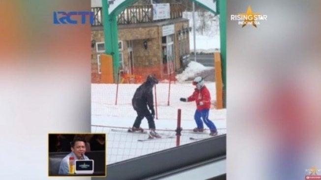 Foto putri Ariel NOAH sedang bermain ski [YouTube]