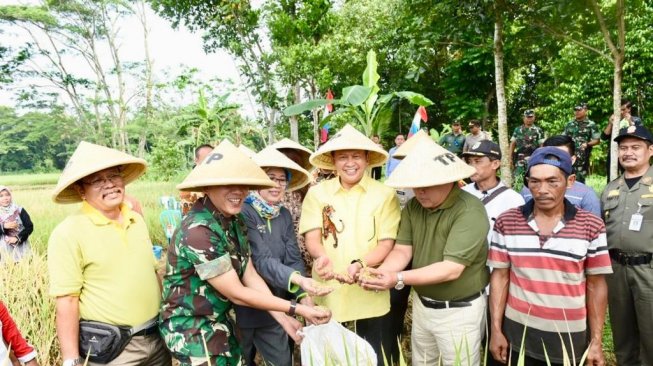 Ketua DPR Beri Bantuan Ribuan Benih Jagung ke Kelompok Tani