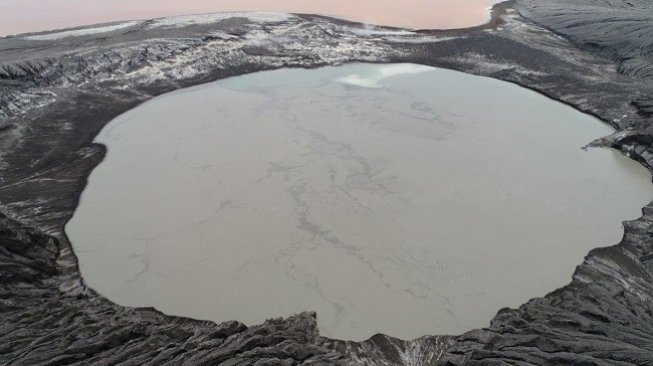 Penampakan kawah Gunung Anak Krakatau. (Twitter/Sutopo Purwo Nugrogo)