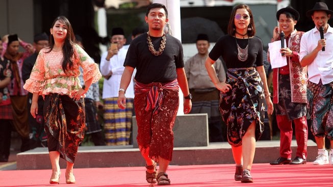 Sejumlah karyawan Kementerian Ketenagakerjaan (Kemnaker) berbusana sarung dalam acara Hari Sarung Nasional bertajuk "Sarung is My New Denim" di halaman kantor Kementerian Ketenagakerjaan, Jakarta, Jumat (1/3). [Suara.com/Arief Hermawan P]