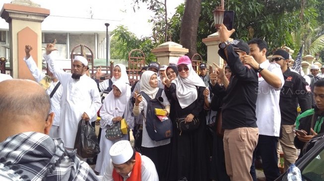 Menjelang aksi Apel Siaga Ummat, ratusan massa aksi yang tergabung dalam Forum Umat Islam atau FUI melakukan pose 2 jari. (Suara.com/Fakhri)