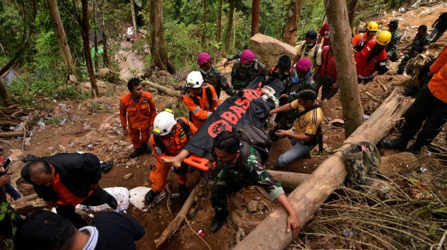 Tim SAR gabungan melakukan upaya evakuasi korban di lokasi pertambangan emas tanpa izin yang ambruk di Desa Bakan, Kabupaten Bolaang Mongondouw, Sulawesi Utara, Kamis (28/2).  [ANTARA FOTO/Adwit B Pramono]