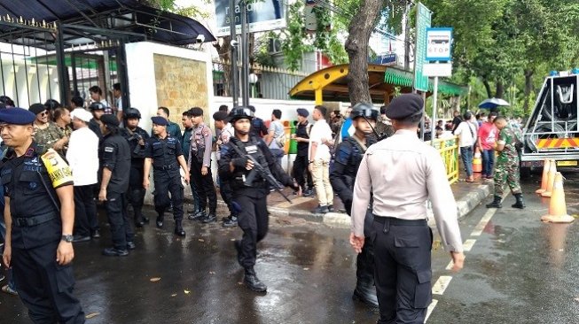 Sejumlah aparat polisi bersiap mengamankan jalannya acara Apel Siaga Umat yang diinisiasi PA 212, Jumat (1/3/2019). (Suara.com/Fakhri Fuadi)