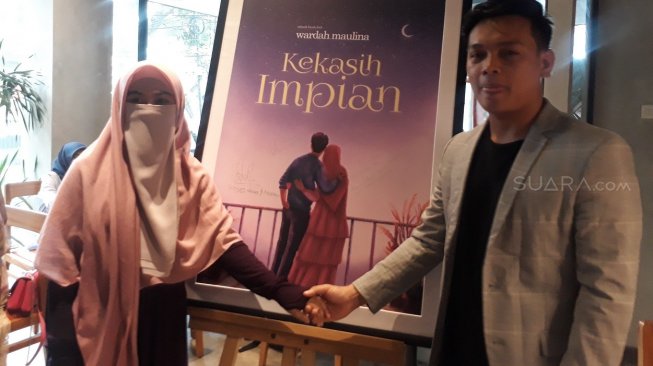 Wardah Maulina rilis novel Kekasih Impian. (Sumarni/Suara.com)