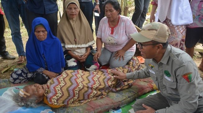 Wakil Bupati Solok Selatan Abdul Rahman (kanan) melihat kondisi korban gempa bumi di Nagari Talunan Maju, Kecamatan Sangir Balai Janggo, Kabupaten Solok Selatan, Sumatera Barat, Kamis (28/2/2019). (Foto: ANTARA/Humas Solok Selatan)